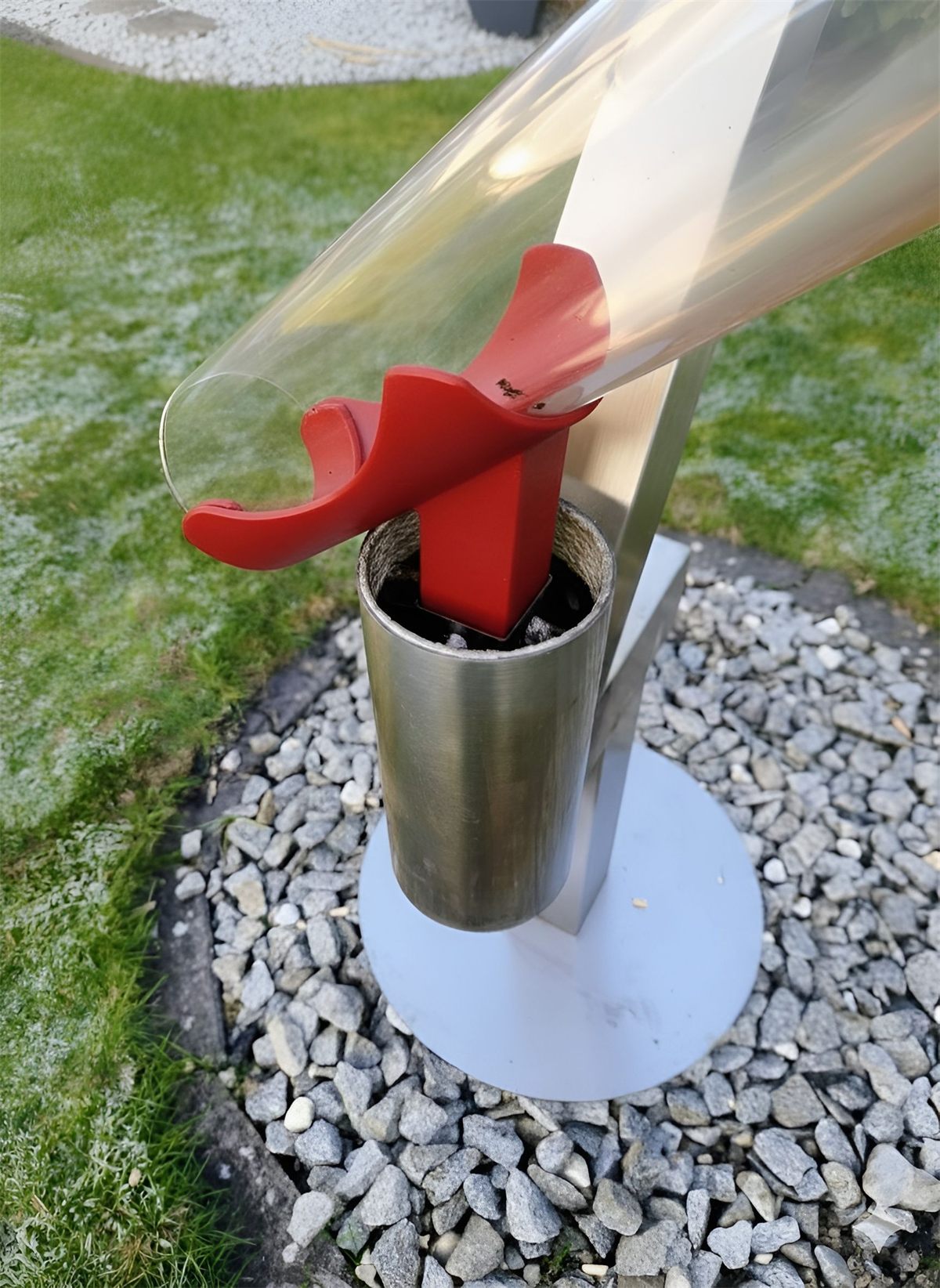 Die Reinigungshalterung steckt in der Brennkammer und hält das Glasrohr schräg und sicher fest